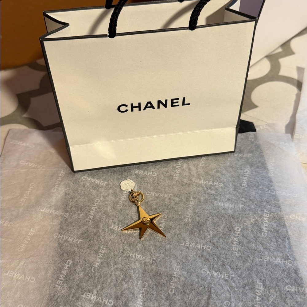 CHANEL White and Black empty bags and charm - Picture 2 of 3